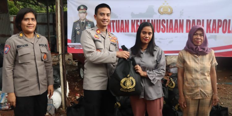 Kapolres Tangsel Bagikan 500 Paket Sembako untuk Warga Kurang Mampu