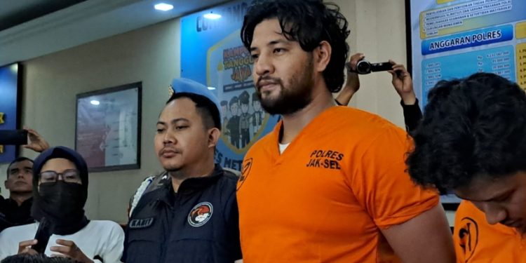 Aktor Ammar Zoni Kembali Tersandung Kasus Narkoba, Pakai Baju Tahanan Resmi Jadi Tersangka