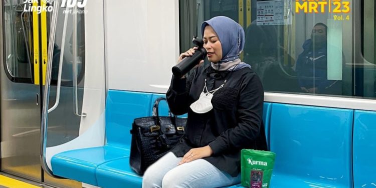 Selama Ramadan Penumpang Boleh Buka Puasa di Dalam MRT, Berikut Ini Aturannya