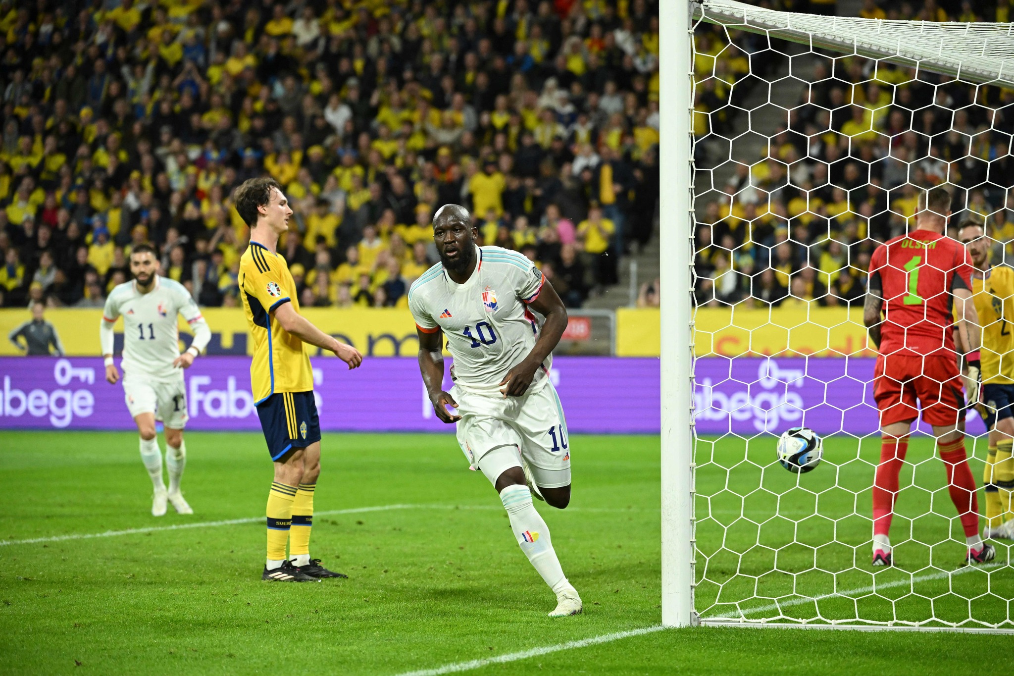 Bomber Belgia Romelu Lukaku saat menjebol gawang Swedia. Foto: AFP