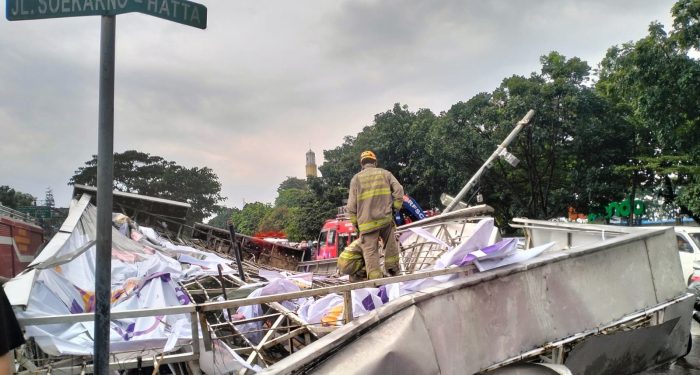 Baliho Raksasa Roboh, Timpa Tiga Warga