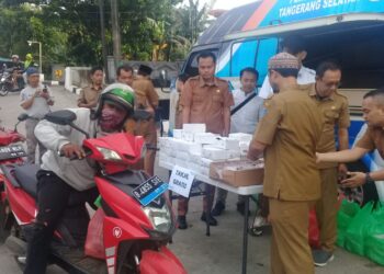 Menjalin Kedekatan dengan Warga, DMPTSP Kota Tangerang Selatan Bagikan Takjil Gratis