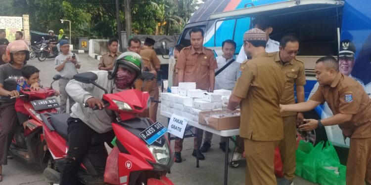 Menjalin Kedekatan dengan Warga, DMPTSP Kota Tangerang Selatan Bagikan Takjil Gratis