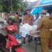 Menjalin Kedekatan dengan Warga, DMPTSP Kota Tangerang Selatan Bagikan Takjil Gratis