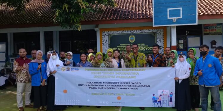 Pelatihan Microsoft Office Word Dosen Teknik Informatika UNPAM di SMP Negeri 02 Margoyoso