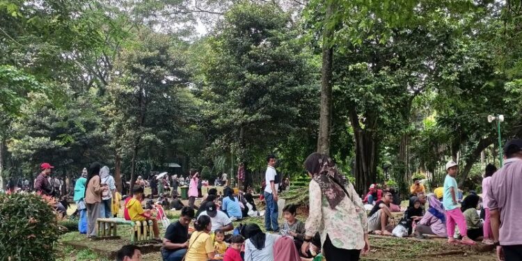 pengunjung di Ragunan.