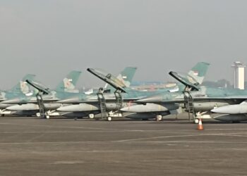 HUT TNI AU Ke-77, Ribuan Warga Antusias Saksikan Atraksi Pesawat