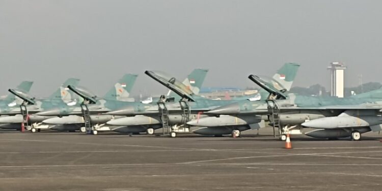 HUT TNI AU Ke-77, Ribuan Warga Antusias Saksikan Atraksi Pesawat