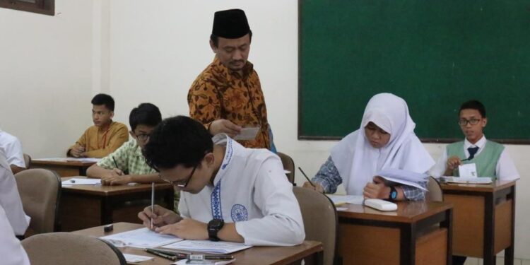 Guru Madrasah Bukan PNS akan Terima Tunjangan Insentif, Simak Cara Pengajuannya!