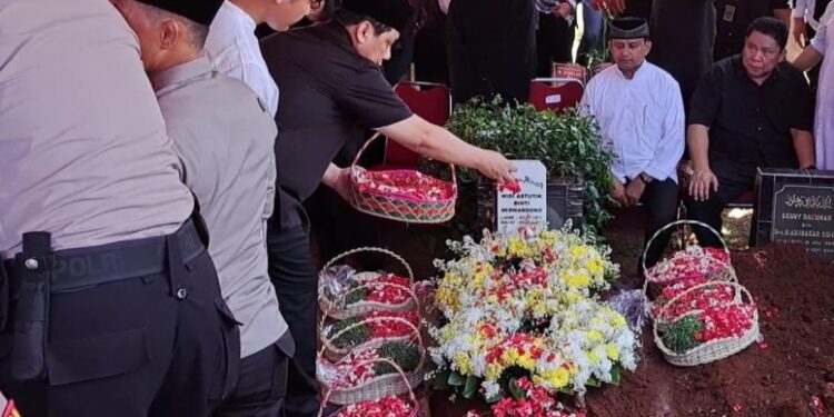 Istri Wakapolri Dimakamkan di TPU Joglo, Almarhumah Dikenal sebagai Orang Hebat