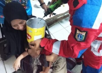 Kepala Anak di Kemayoran Tersangkut di Kaleng Biskuit, Damkar Turun Tangan