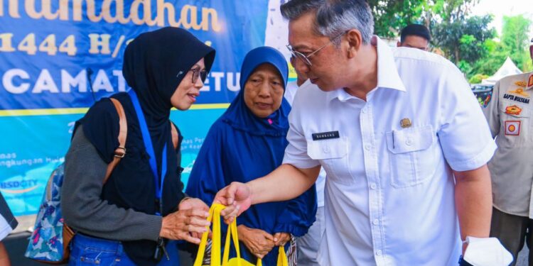 Sekda Bambang Buka Bazar Ramadan di Kecamatan Setu Tangsel