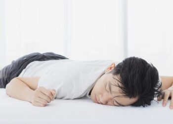 Benarkah Tidur Tengkurap Membahayakan Sistem Pencernaan?