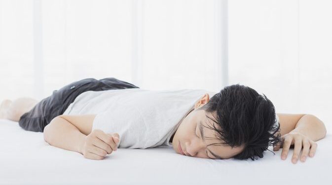 Benarkah Tidur Tengkurap Membahayakan Sistem Pencernaan?