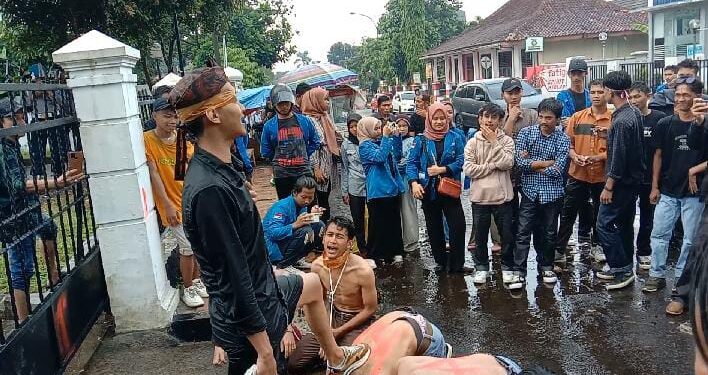 PMII Pandeglang Gelar Aksi Demontrasi untuk Minta KPK Periksa Bupati Terkait Harta Kekayaan yang Meningkat Signifikan