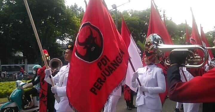 PDIP Mendaftarkan Seluruh Bacaleg secara Serentak dengan Konvoi Delman dan Karnaval Budaya