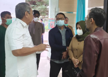 Tiba di Tangsel, Benyamin Davnie Meninjau Korban Kecelakaan Bus di RSU Tangsel