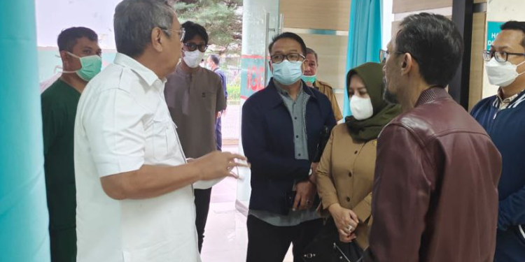 Tiba di Tangsel, Benyamin Davnie Meninjau Korban Kecelakaan Bus di RSU Tangsel