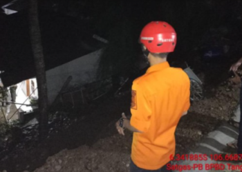 Tangsel Dilanda Hujan Lebat, Tanah Longsor Tutup Akses Jalan 