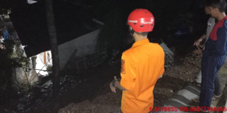 Tangsel Dilanda Hujan Lebat, Tanah Longsor Tutup Akses Jalan 