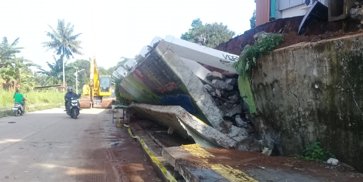 Jadi Tontonan Warga, Tembok Kelurahan Babakan di Jalan Baru Roboh 