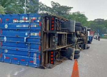 Truk Pengangkut Zat Kimia Terguling di Alam Sutera, Beruntung Tidak Sampai Tumpahkan Cairan Gliserin 