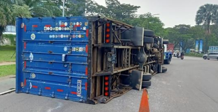Truk Pengangkut Zat Kimia Terguling di Alam Sutera, Beruntung Tidak Sampai Tumpahkan Cairan Gliserin 