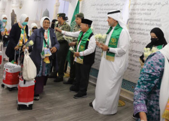 Senandung Thala’al Badru Sambut Kloter Pertama Jemaah Haji Indonesia