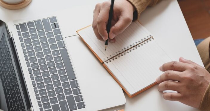 Seni Menulis: Menemukan Kreativitas dan Ekspresi Diri