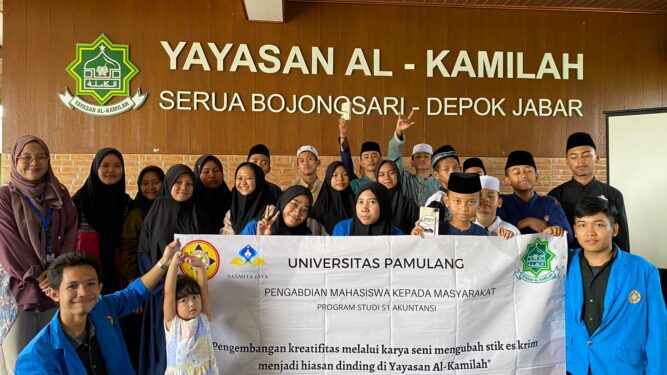 Pengembangan Kreativitas Melalui Karya Seni Mengubah Stik Es Krim menjadi Hiasan Dinding