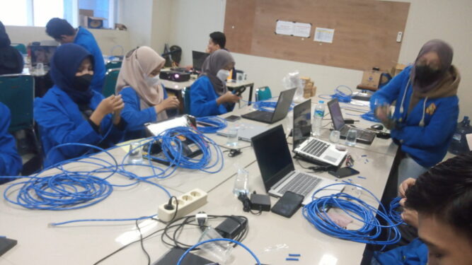 Peran dan Manfaat Asisten Laboratorium dalam Pengembangan Teknik Informatika UNPAM