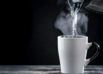 Mengapa Meminum Air Hangat Tidak Selalu Baik: 5 Bahaya yang Perlu Diketahui 