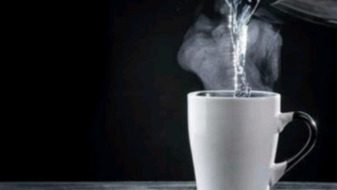 Mengapa Meminum Air Hangat Tidak Selalu Baik: 5 Bahaya yang Perlu Diketahui