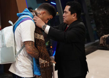 Erick Thohir Ungkap Makna Kain dari Timor yang Dikalungkan ke Timnas Argentina