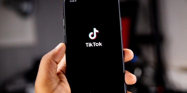 Pengaruh TikTok Terhadap Anak Remaja: Dampak dan Pertimbangan