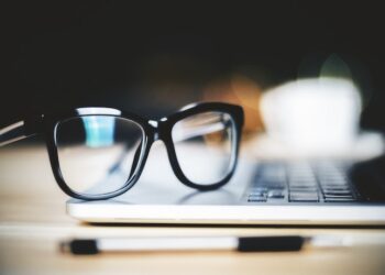 Berikut Ini Manfaat dan Waktu yang Tepat Gunakan Kacamata Anti Radiasi