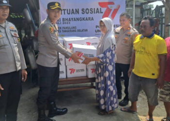 Sambut Hari Bhayangkara Ke-77, Polsek Pamulang Bagikan Paket Sembako di Pamulang Timur