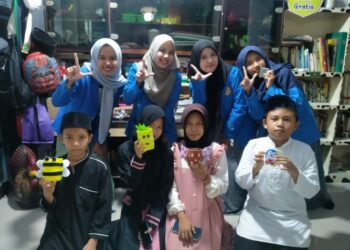 Stimulasi Kreativitas Anak Melalui Pembuatan Karya Botol Bekas dengan Teknik Recycle
