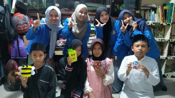 Stimulasi Kreativitas Anak Melalui Pembuatan Karya Botol Bekas dengan Teknik Recycle