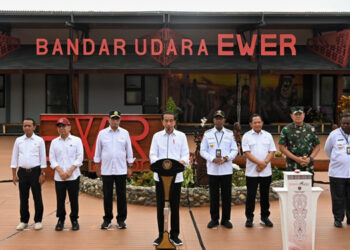Resmikan Bandara Ewer, Jokowi: Konektivitas dapat Mempercepat Mobilitas