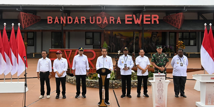 Resmikan Bandara Ewer, Jokowi: Konektivitas dapat Mempercepat Mobilitas