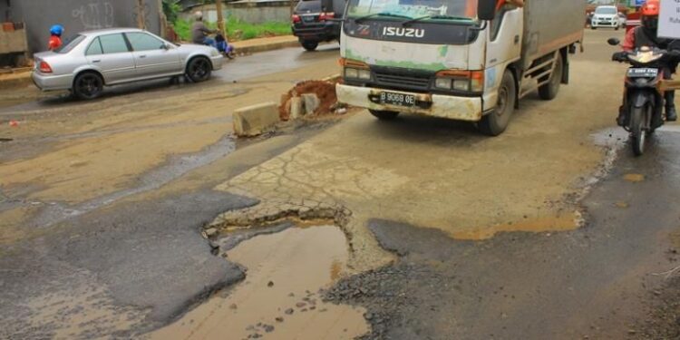 Suara Mahasiswa Menghadapi Maraknya Jalan Rusak di Provinsi Banten