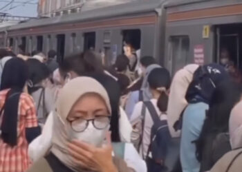 Truk Tabrak Tiang Listrik di Lintas Pondok Ranji-Kebayoran, Penumpukan Penumpang pun Tak Terhindarkan