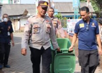 Dibantu Warga Sekitar, Polres Tangsel Giat Bersih-Bersih Sampah di Lengkong Gudang Timur