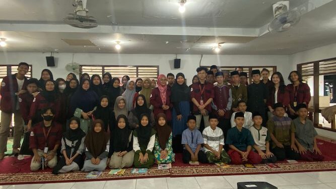 Hima Sasing Unpam Latih Anak-anak di Panti Asuhan Al Mubarokkah Bicara Bahasa Inggris
