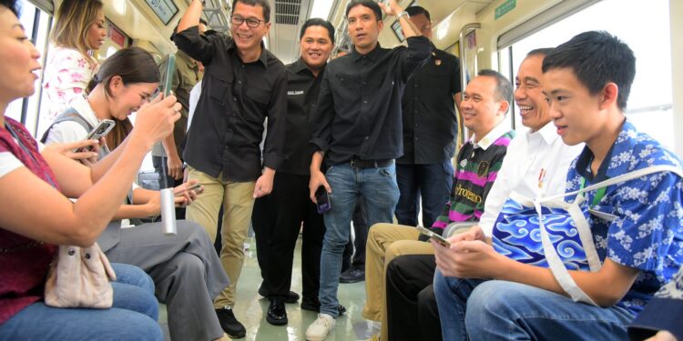 Jokowi Ajak Para Pegiat Seni Jajal LRT