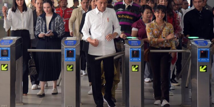 Tinjau LRT Jabodebek, Jokowi: Akhir Bulan Insya Allah Beroperasi
