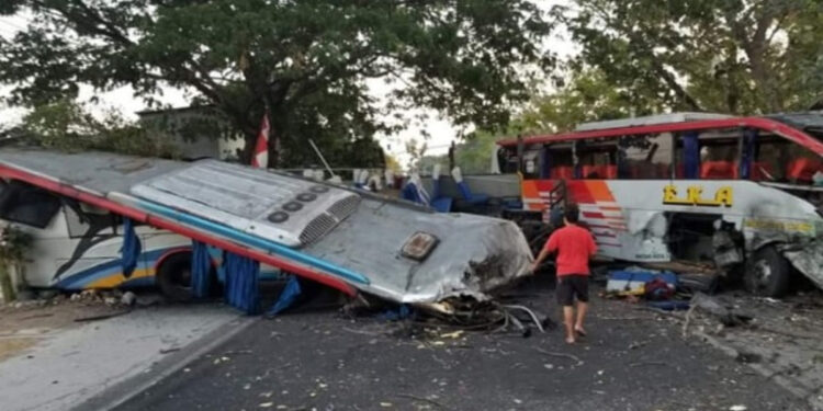 Bus Eka Cepat vs Sugeng Rahayu Terlibat Tabrakan Maut di Ngawi, 3 Penumpang Tewas