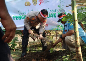 Peduli Penghijauan Sejak Dini, Polres Tangsel Tanam Ribuan Pohon