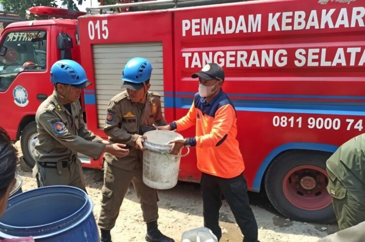 Dampak Kekeringan Meluas, BPBD Kota Tangsel Distribusikan Air Bersih ...